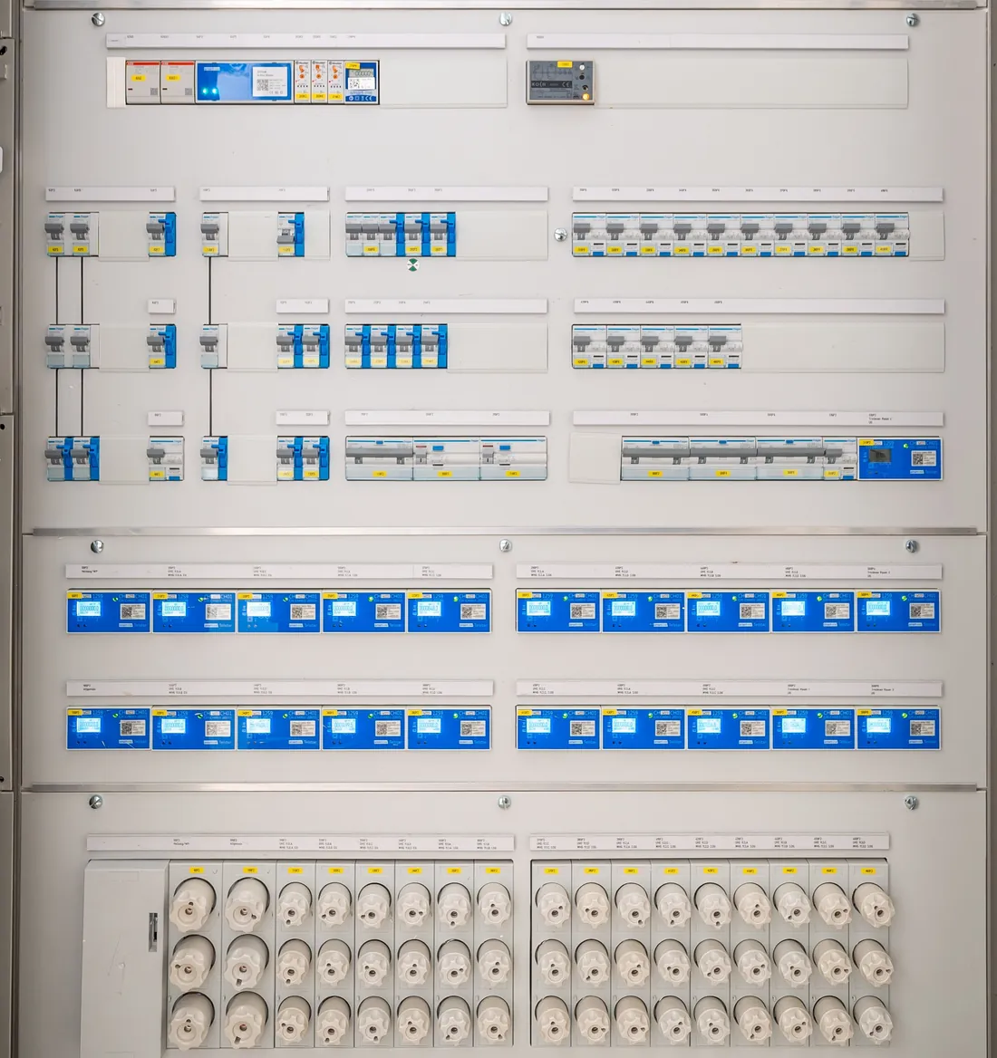 Cuadro eléctrico con protecciones y distribución