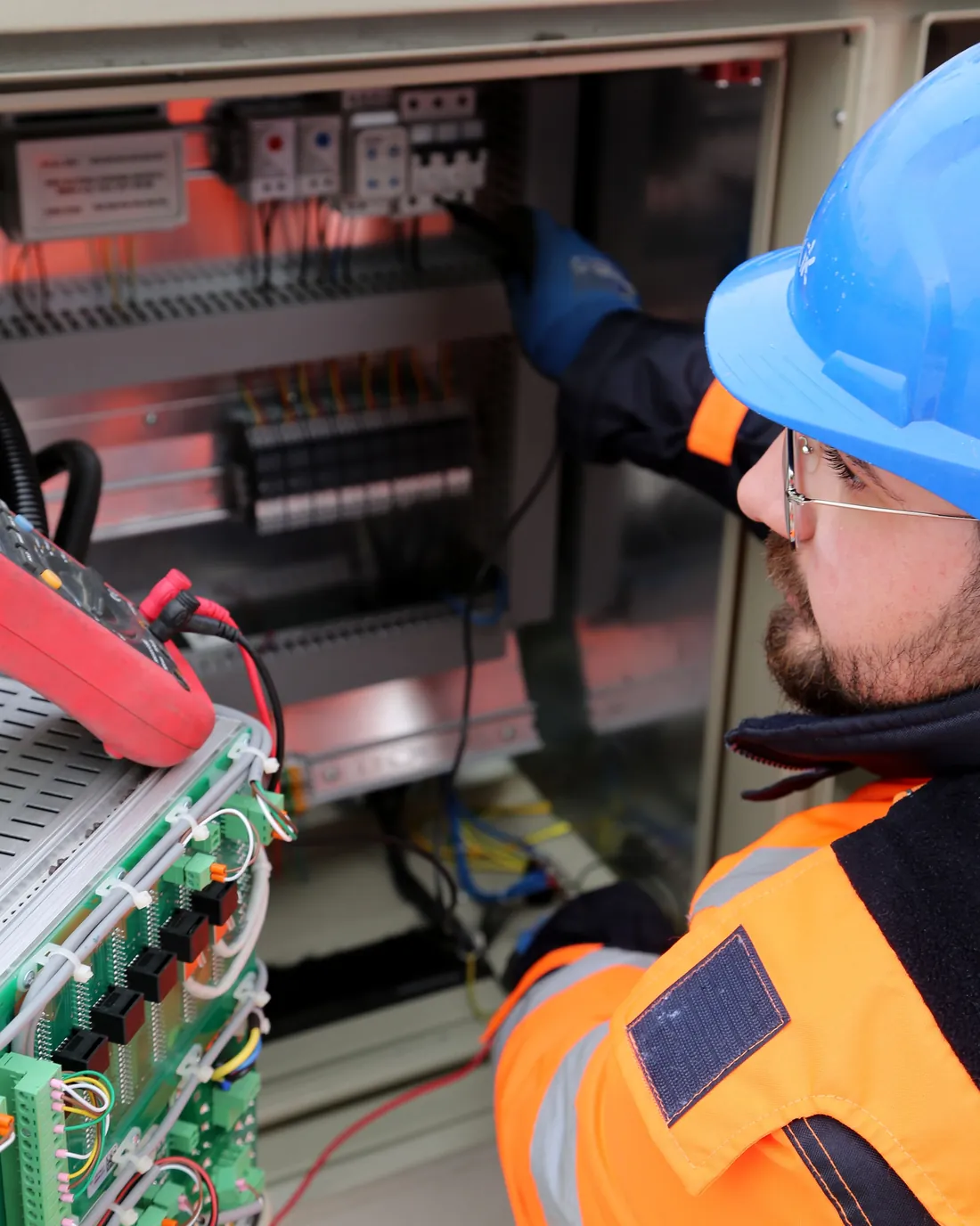 Técnico revisando un cuadro eléctrico